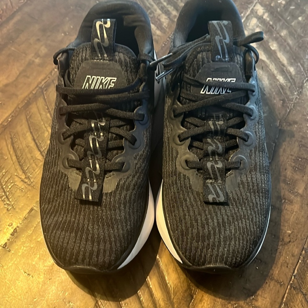 Nike Motiva Sneakers